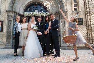 Powiedz TAK! odc. 1. Basia (Katarzyna Zawadzka), Natalia (Anna Karczmarczyk), Oskar (Cezary Pazura), Jan (Piotr Bondyra), Dorota (Ewa Bukowska), Zofia (Maria Pakulnis)