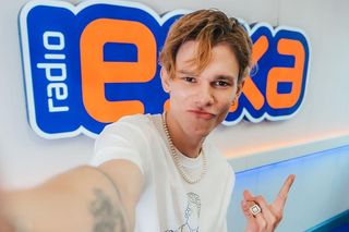 Był jednym z faworytów Top Model, a teraz śpiewa piosenkę w spocie Radia ESKA. Kim jest Maciej Skiba?