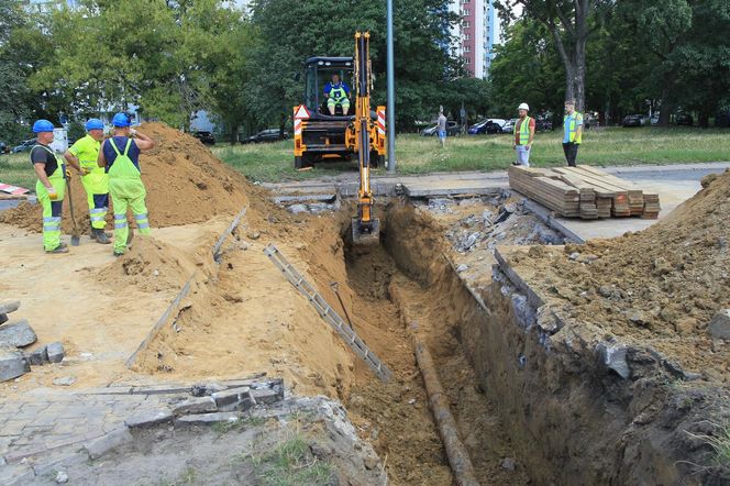Paraliż w Warszawie. Awaria wodociągowa zarwała jezdnię al. Wilanowskiej