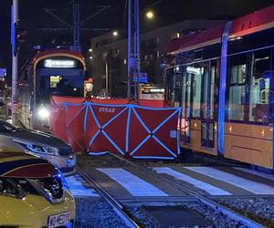 Wszedł na torowisko na czerwonym świecie. Przejechał go tramwaj. Zginął na miejscu