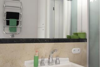 Czarno-biała łazienka inspirowana nowojorskim art deco. Podoba Wam się ten styl? Zobacz  inspirujące zdjęcia w naszej GALERII