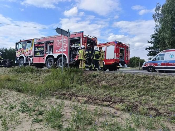 Fatalne skutki wyprzedzania! Uderzone auto stanęło w płomieniach. Zginęła jedna osoba