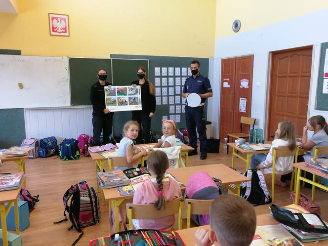 Funkcjonariusze elbląskiej policji odwiedzili uczniów w ich szkołach!