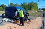 Zderzenie lokomotywy z busem pod Brzezinami. Fatalny wypadek na przejeździe kolejowym