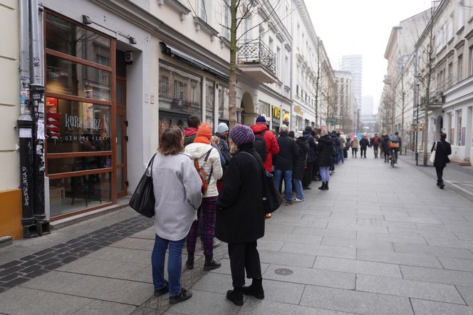 Tłusty Czwartek 2025 w Warszawie. Kolejka do cukierni "Pawłowicz" na Chmielnej