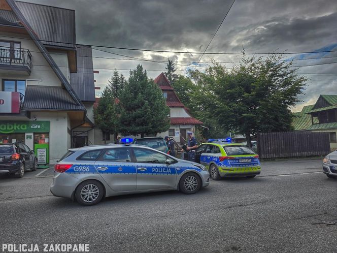 Pijani przyjechali samochodem dokupić wódki