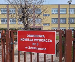 Wybory samorządowe 2024 w województwie pomorskim. Mieszkańcy wrzucają swoje głosy do urn