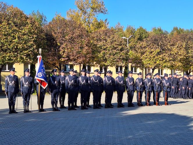 Uroczyste zakończenie szkolenia policyjnego w Katowicach. Ponad 200 nowych policjnatów