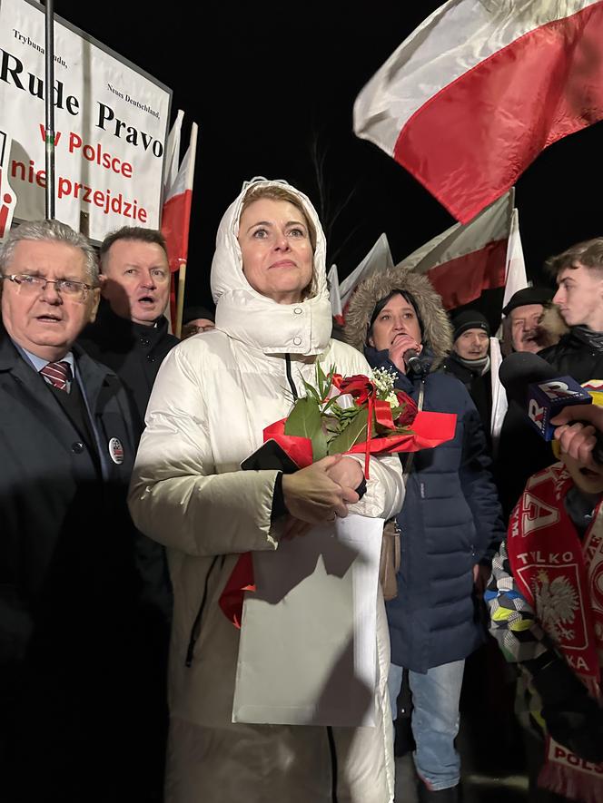 Żona Macieja Wąsika czeka na męża pod więzieniem