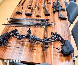  Prawdziwy arsenał broni, groźby i użycie noża. Dwie osoby z zarzutami