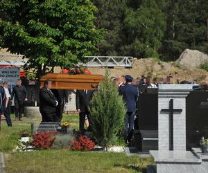 Policjant Arkadiusz zginął tragicznie.  Przez huk salwy na pogrzebie przedarł się łamiący serce szloch