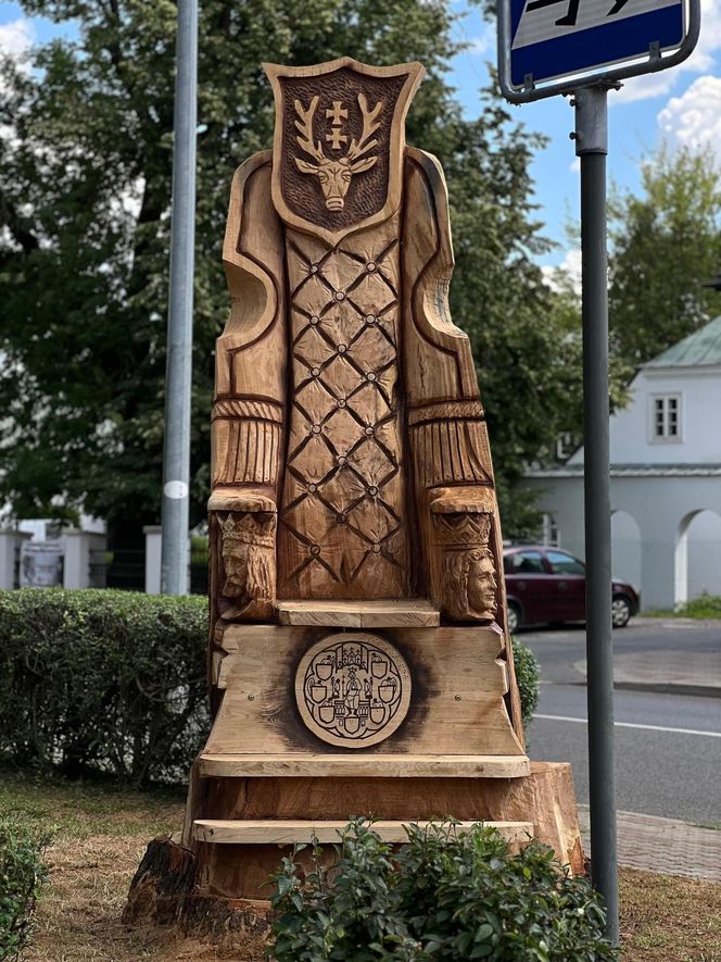 Tron wyrzeźbiony z pnia hrubieszowskiego dębu "Wiktora"
