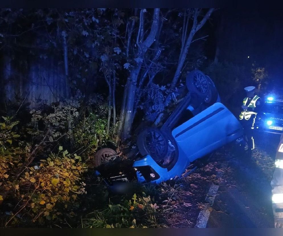 17-latek stracił panowanie nad autem i dachował. Wiózł młodszą i nietrzeźwą pasażerkę