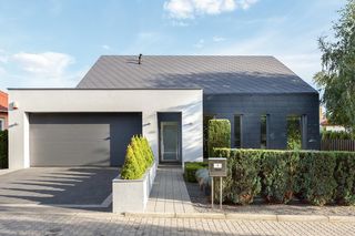 Bryła i wnętrza niedużego, nietypowego domu