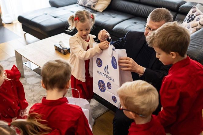 Sześcioraczki z Tylmanowej dostały świąteczne prezenty. Św. Mikołaj nie zapomniał o ich starszym braci