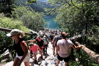 Tłumy turystów nad Morskim Okiem
