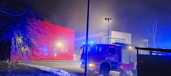 Kraków: Poteżny pożar archiwum Urzędu Miasta. Płoną dwie duże hale przy ulicy Na Załęczu. Akcja trwa [ZDJĘCIA]