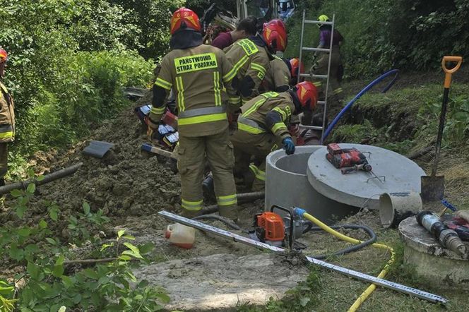 Mężczyzna przysypany w studni