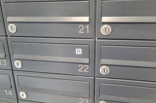 Tajemnicza naklejka na skrzynce pocztowej. Co oznacza litera R? To ważna informacja