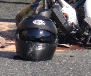 Roztrzaskał się motocyklem o osobówkę. 43-latek trafił do szpitala