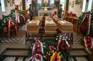Dziewięć trumien w kościele. Wyjątkowe uroczystości pogrzebowe powstańców warszawskich oraz cywilnych ofiar