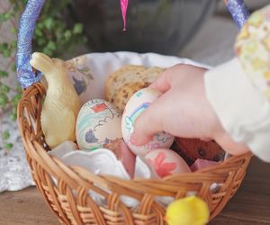 Koszyczek wielkanocny dla dzieci: Co włożyć, by tradycji stało się zadość?
