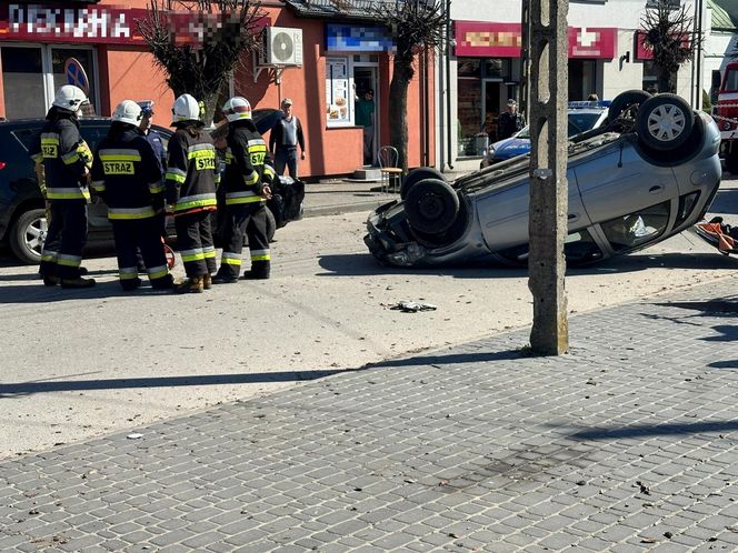 Emeryt wjechał w kobietę, która wsadzała dzieci do samochodu. Koszmarny wypadek pod Warszawą 