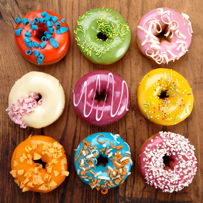 Donuty: przepis na kolorowe pączki z dziurką [WIDEO]
