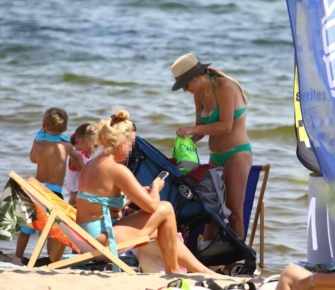 Posłanka Gajewska z dziećmi na plaży