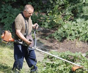 Marian Banaś podczas wiosennego koszenia trawy