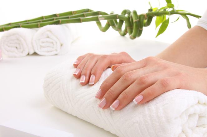 Sposoby pielęgnacji dłoni zimą: manicure, masaż, kuracja witaminą A