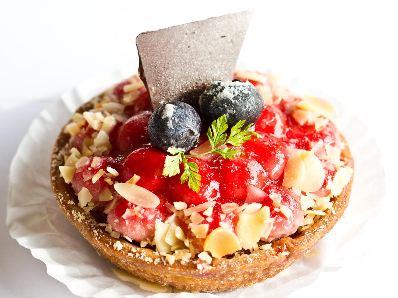 Tarta migdałowa z truskawkami i karmelem