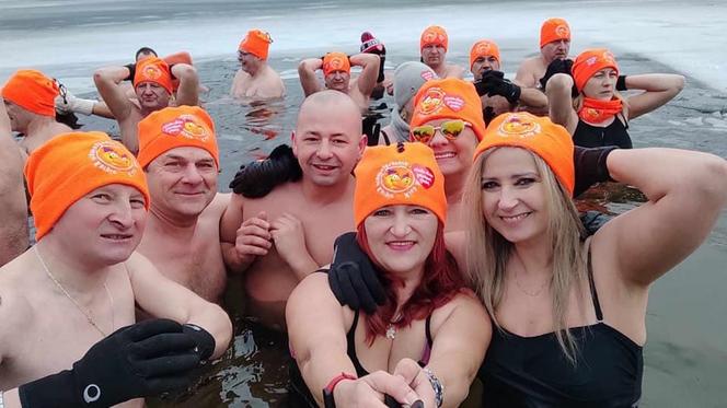 „Krasnostawskie Karpie” znów wskoczyły do zimnej wody! Zobacz, jak morsowali dla WOŚP