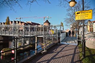 Zwodzona kładka na moście Rogoźników. Mieszkańcy Gdańska ruszyli na spacery [Zdjęcia] i [Wideo]