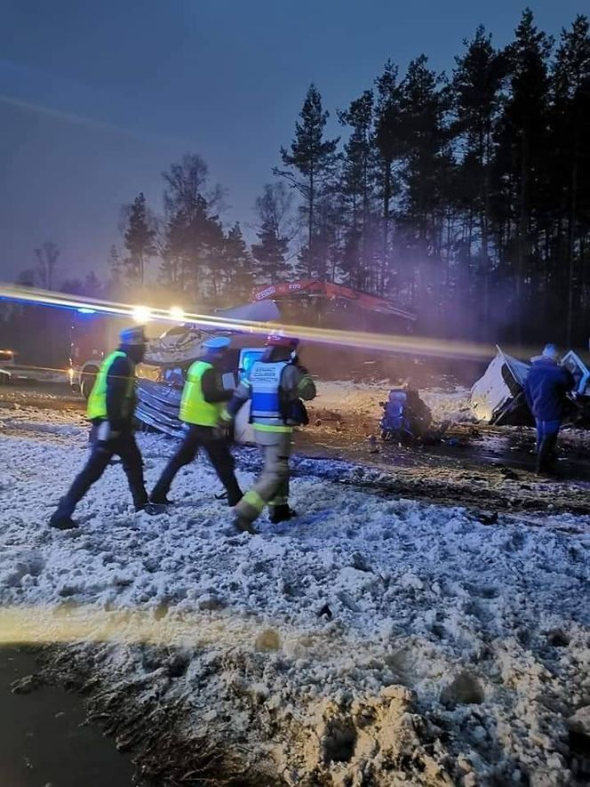 Tragiczny wypadek na S1 w Dąbrowie Górniczej. Po czołowym zderzeniu dwóch ciężarówek zmarł jeden z kierowców [ZDJĘCIA]