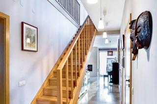 wąskie schody ażurowe