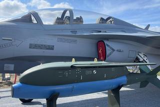 Bombs JDAM-ER na tle FA-50GF na ekspozycji Radom Air Show 2023