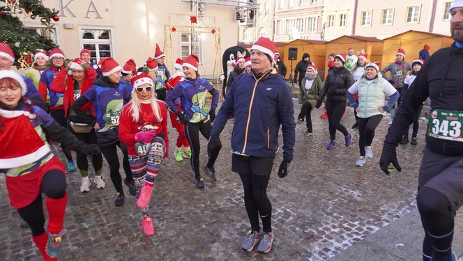 Bieg Mikołajów w Olsztynie. Około 400 osób pobiegło w charytatywnym celu [ZDJĘCIA]