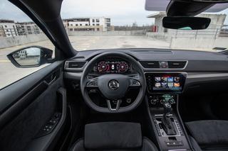 Volkswagen Passat Elegance vs Skoda Superb Sportline