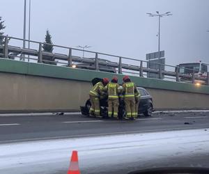 Wypadek pod tunelem przy Auchan na ul. Produkcyjnej