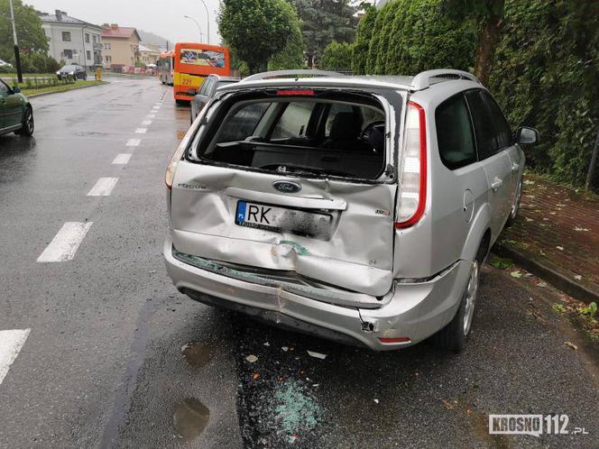 Krosno. Miejski autobus wpadł na inny samochód! Kierowca był pijany