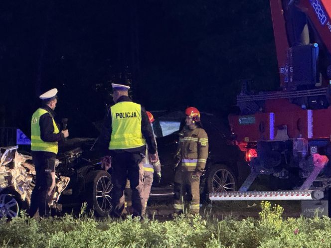  Tragedia na Modlińskiej. Dwie osobówki roztrzaskane. Są ofiary śmiertelne
