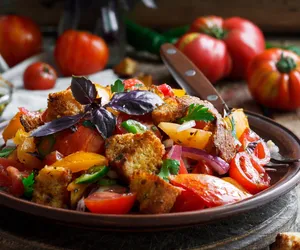 Panzanella z morelami i brzoskwinią. Najlepsza sałatka z pomidorami tego lata