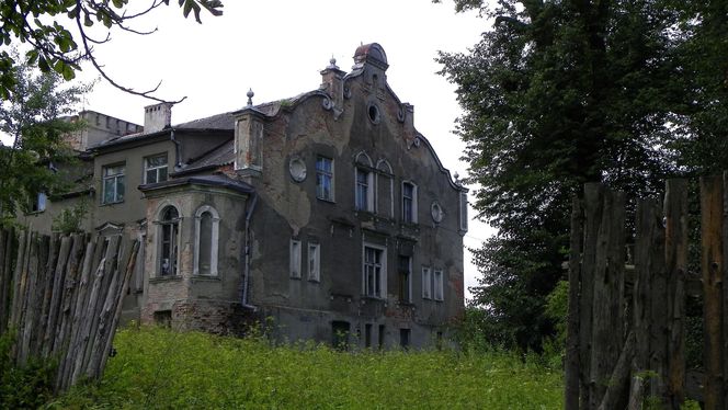 Ta wieś na Mazurach „pamięta” średniowiecze. Z tamtejszym dworem wiąże się zaskakująca legenda
