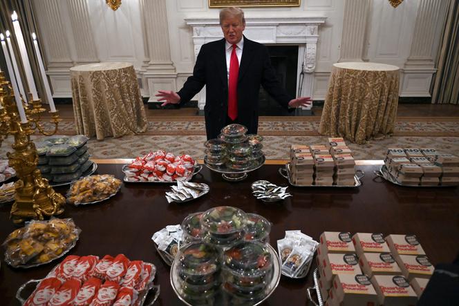  Trump przywitał gości... hamburgerami z fast foodu