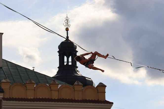 Spacerują po linach nad głowami przechodniów. Trwa Urban Highline Festival