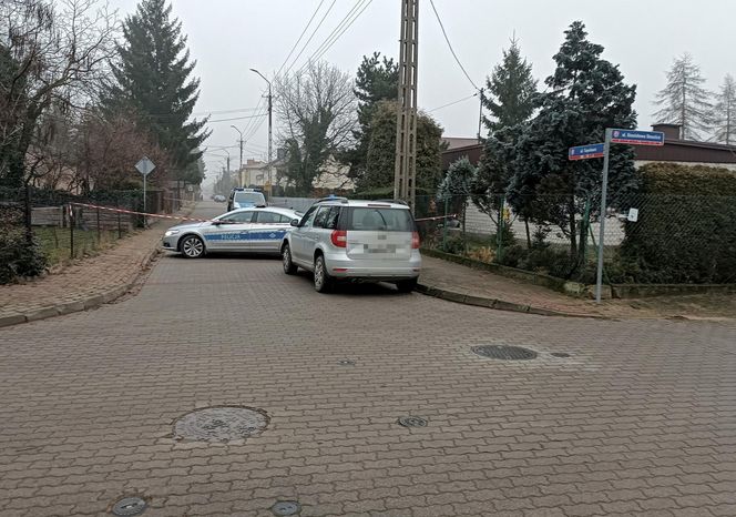 Sąsiedzi usłyszeli strzał, ciało kobiety leżało przy bramie. Nie żyje żona byłego policjanta