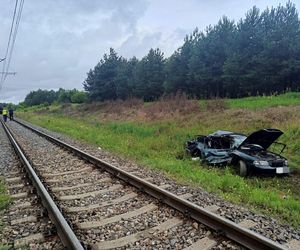 Osiek. Poważny wypadek na przejeździe kolejowym. 60-latek wjechał prosto pod pociąg [ZDJĘCIA].