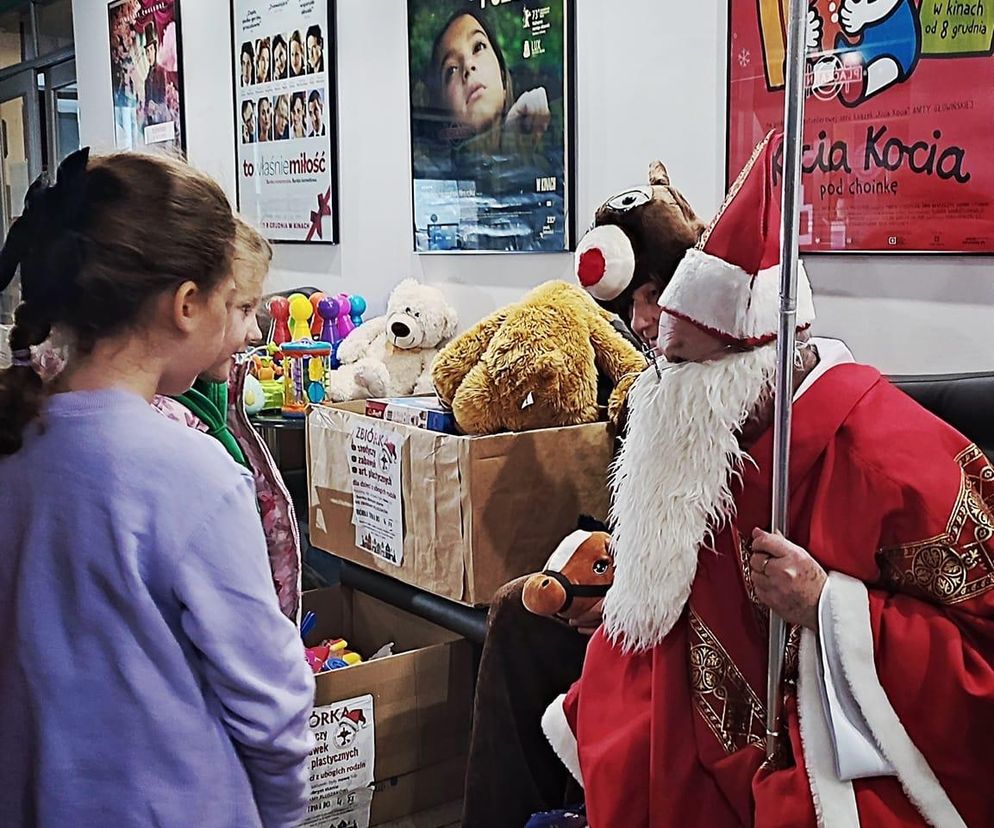 Wręczanie mikołajkowych prezentów podczas ubiegłorocznej akcji