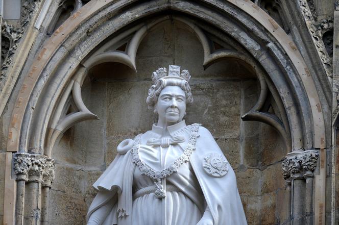 Pierwszy pomnik Elżbiety II po jej śmierci. Odsłonił go Karol III [ZDJĘCIA]